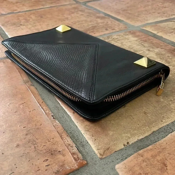 ๐HP๐ LINEA PELLE โจ Black Leather & Gold Stud Snake Reptile Embossed Zip Clutch - Picture 10 of 14
